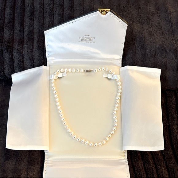 Authentic Pearl Necklace - Picture 4 of 6